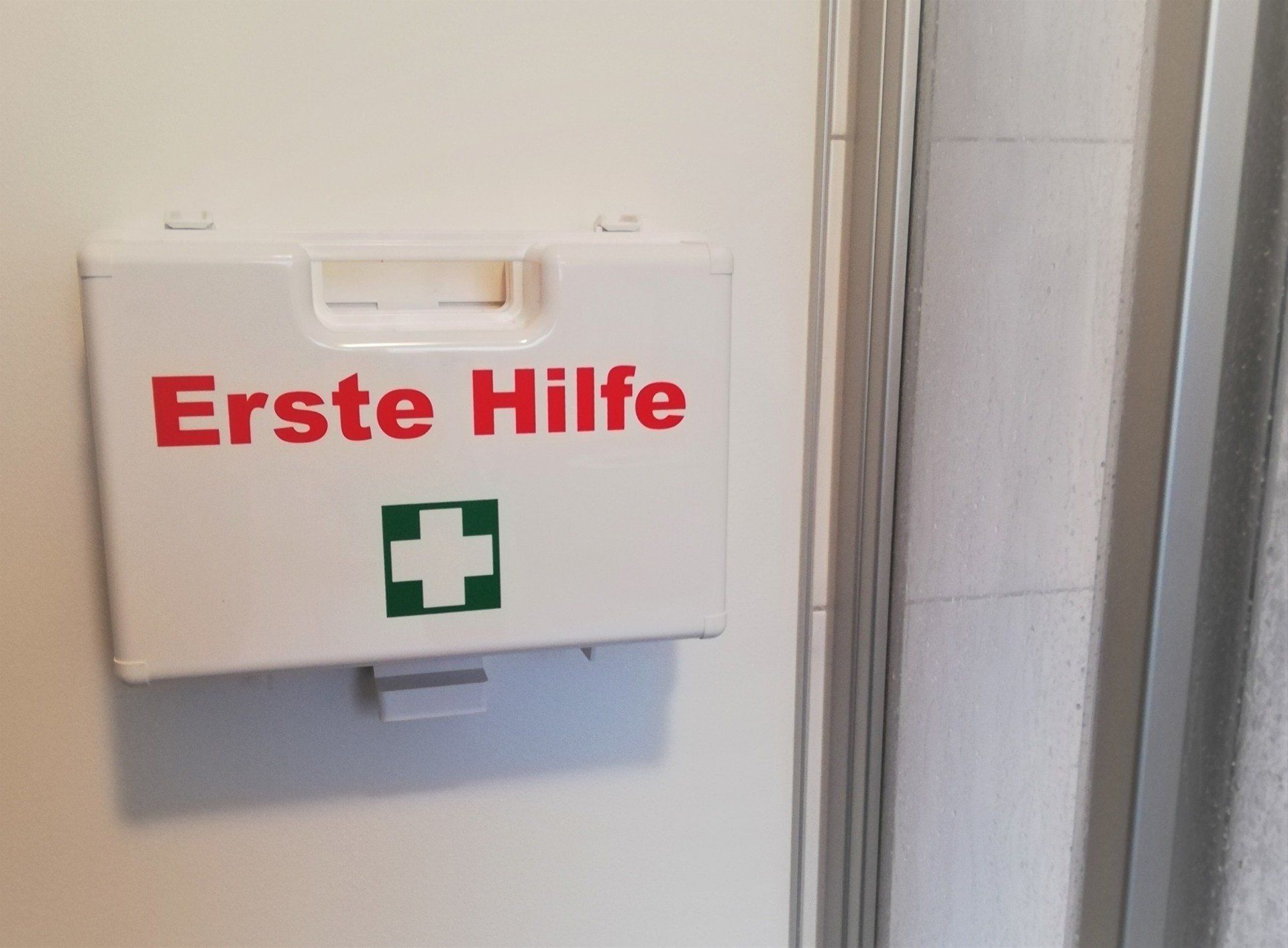 Erste-Hilfe-Koffer im Bad