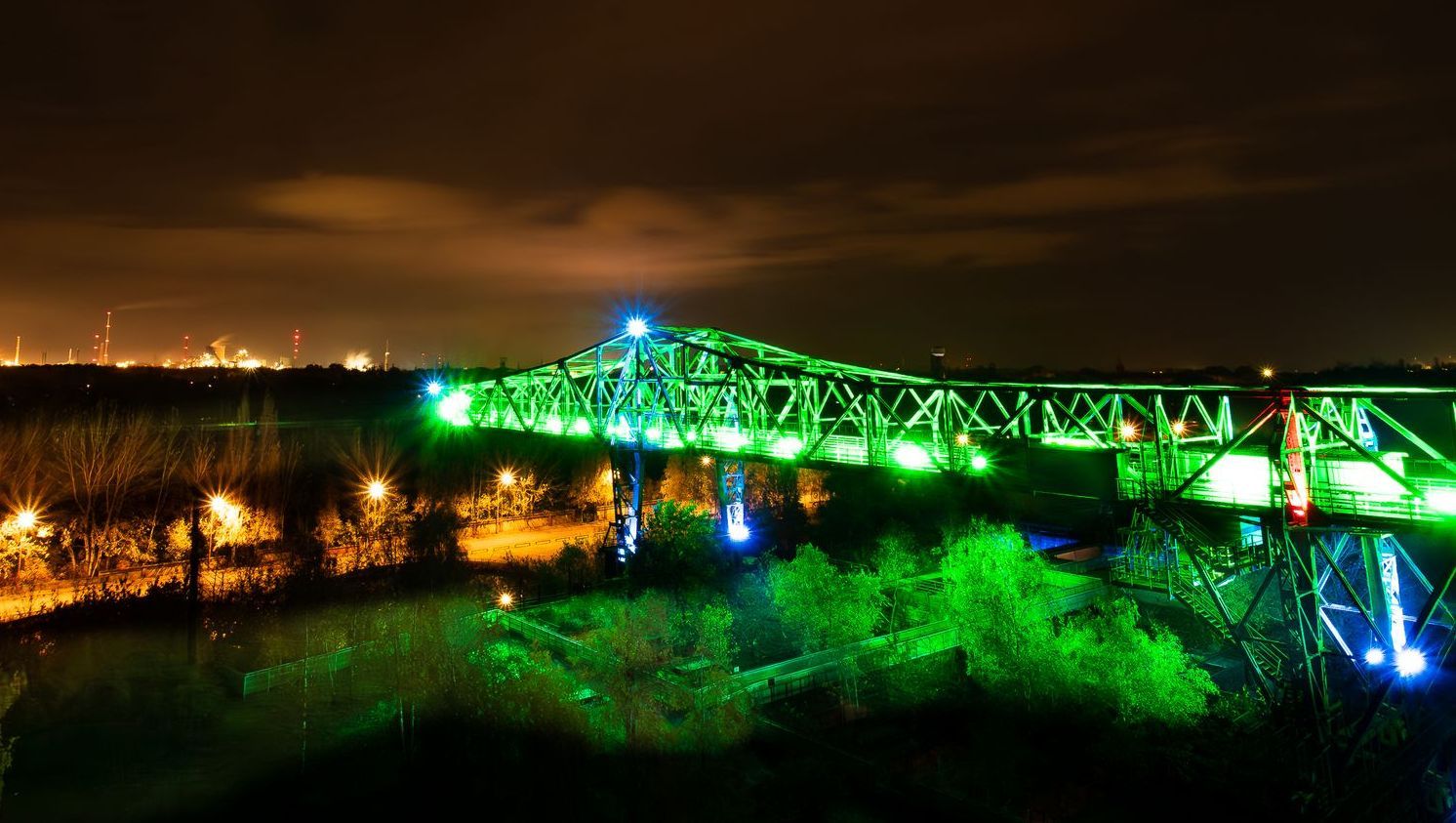 LAPADU Duisburg, Verladebrücke bei Nacht