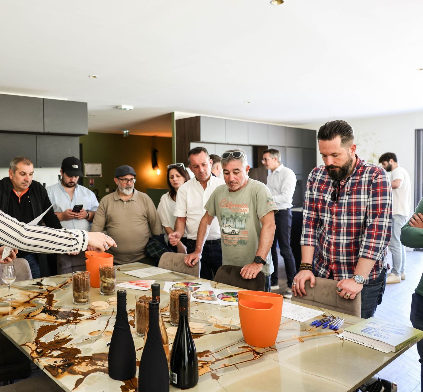 Dégustation et atelier autour du vin avec plusieurs participants