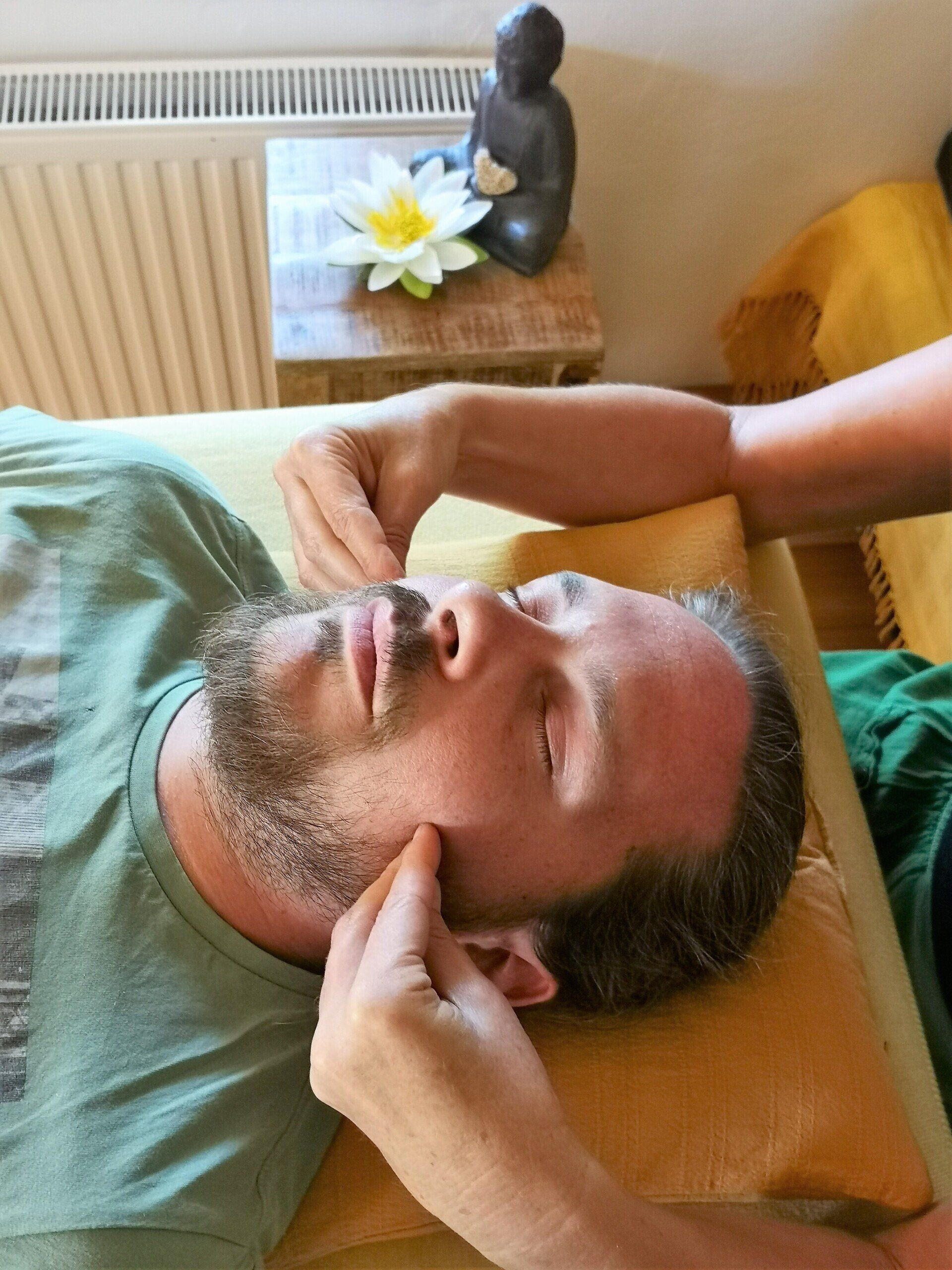 Berührung von Gesicht eines Mannes