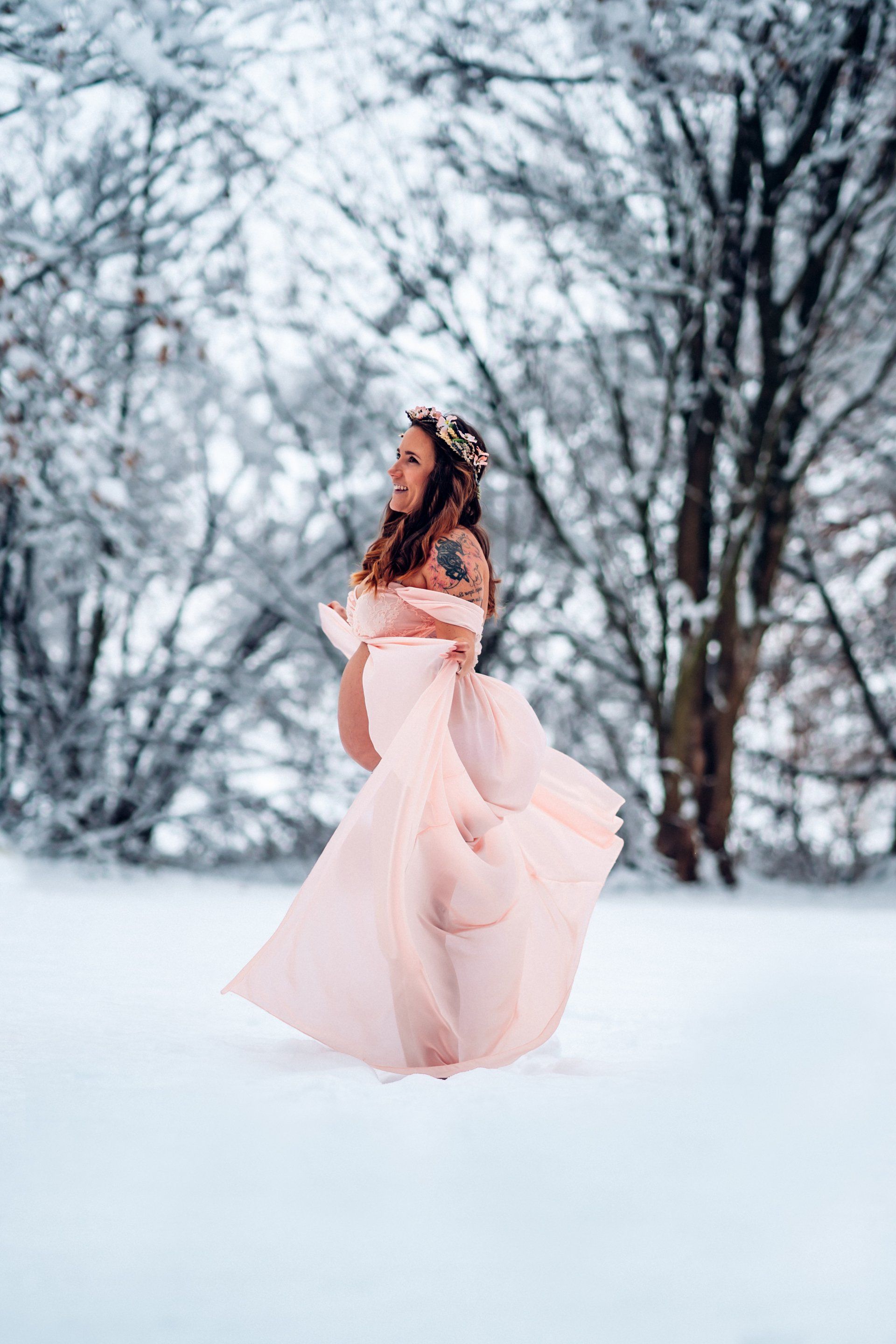 Babybauch im Schnee