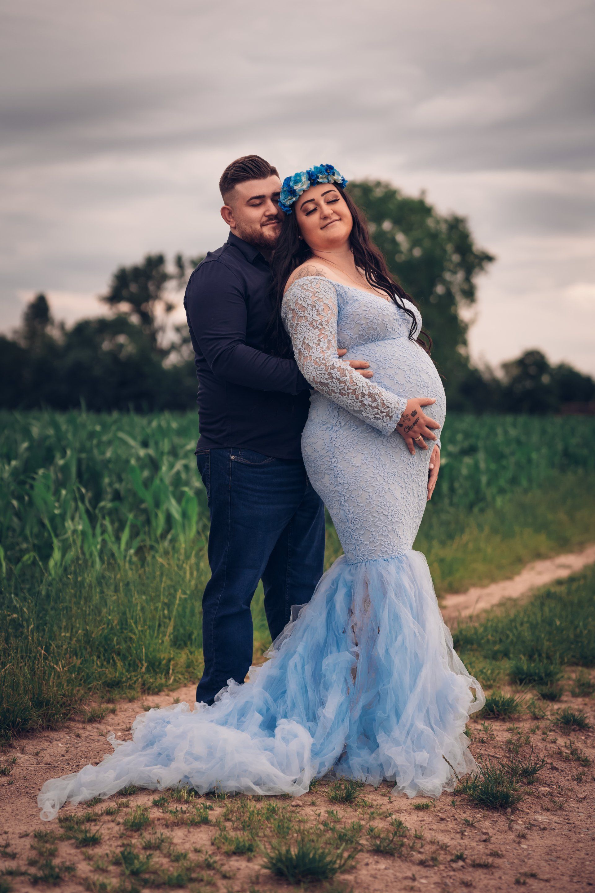 Babybauch im Maisfeld