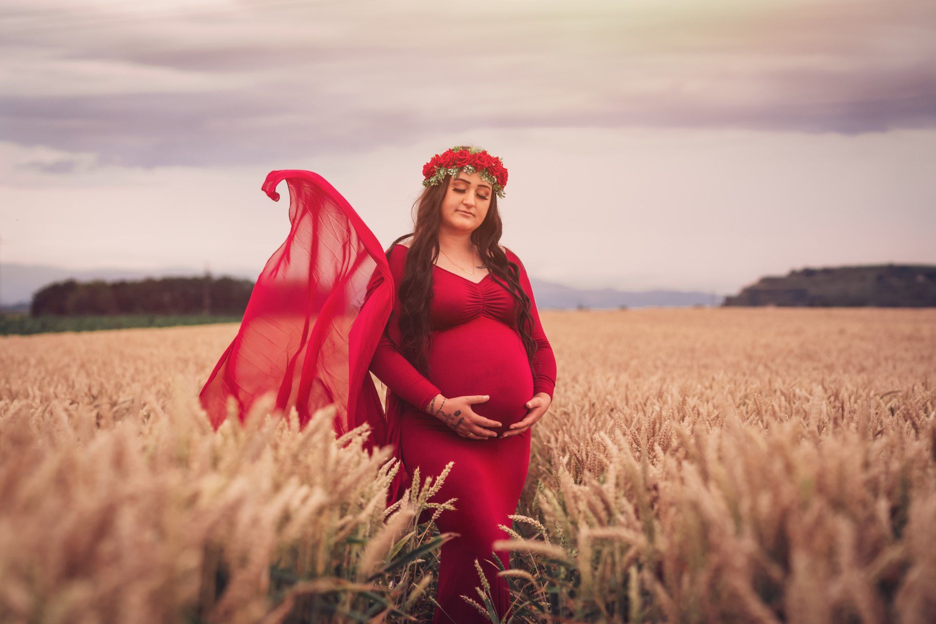 Babybauch im Kornfeld