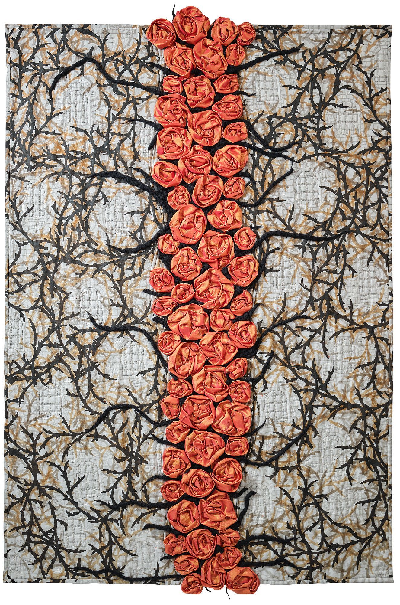 Baumwollstoff mit Mauerwerk und Dornenranken bedruckt, darauf orangefarbene Rosen appliziert