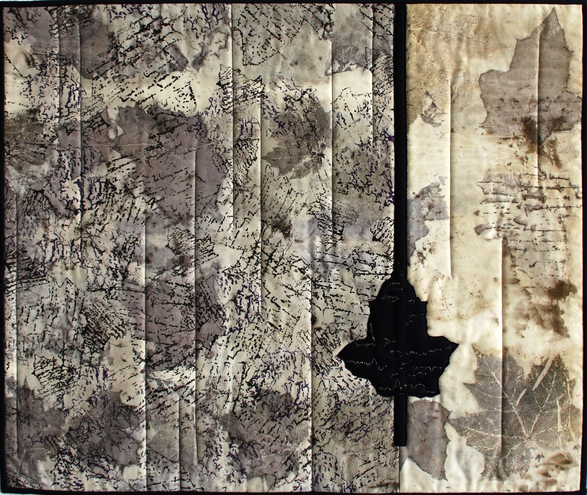 Baumwollstoff mit Pflanzen gefärbt, mit der Nähmaschine Teil einer Blüte in Gold und Lila gestickt