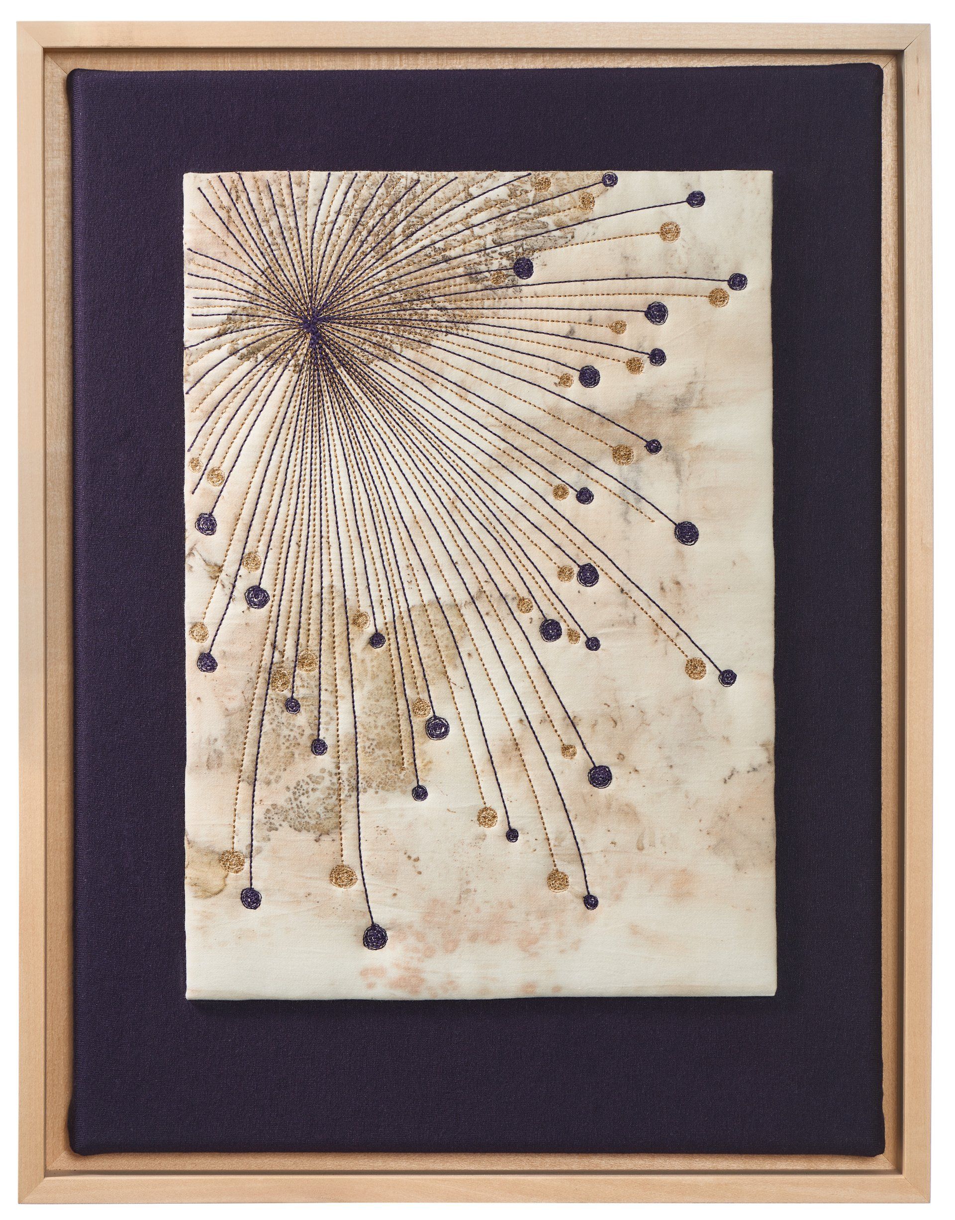 Baumwollstoff mit Pflanzen gefärbt, mit der Nähmaschine Teil einer Blüte in Gold und Lila gestickt