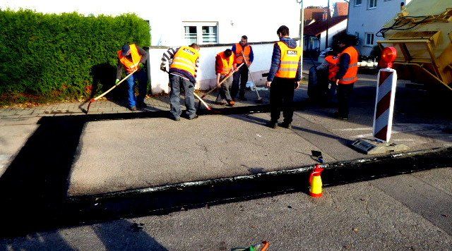 Ausbesserungsarbeiten an der Straßendecke Ausbesserungsarbeiten an der Straßendecke