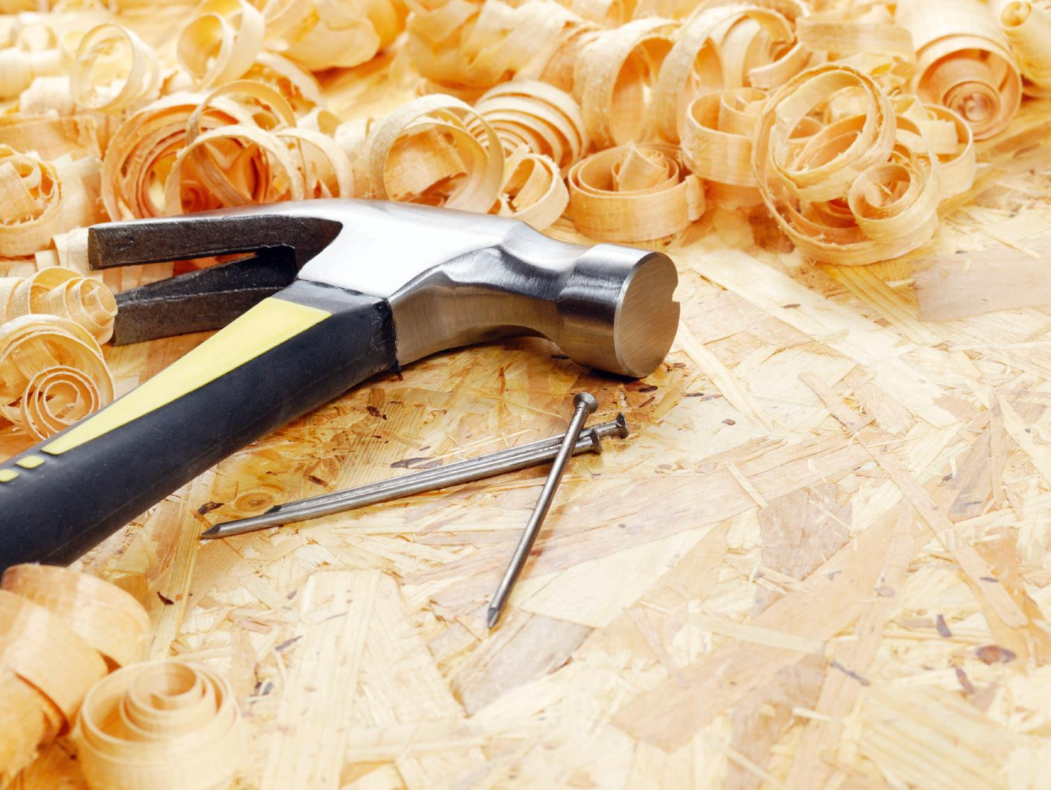 Einstieg zu Gewerbe und Handwerk Hammer mit Nägeln und Holzspähnen