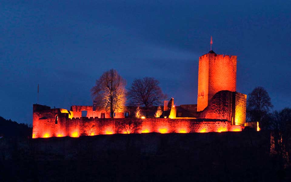 Burg Landeck bei Nacht, stimmungsvoll beleuchtet, © Rolf Goosmann