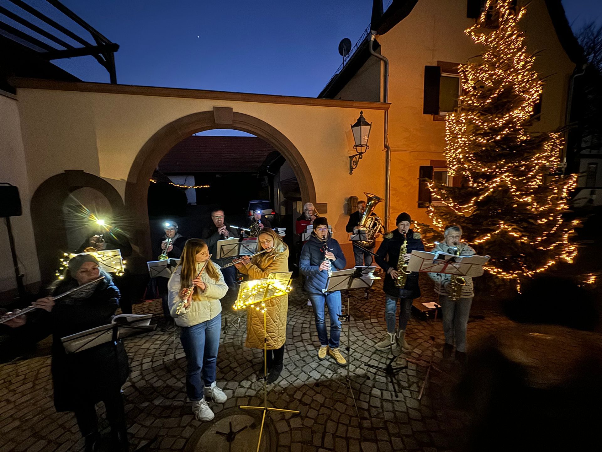 Musikkapelle unterm Weihnachtsbaum
