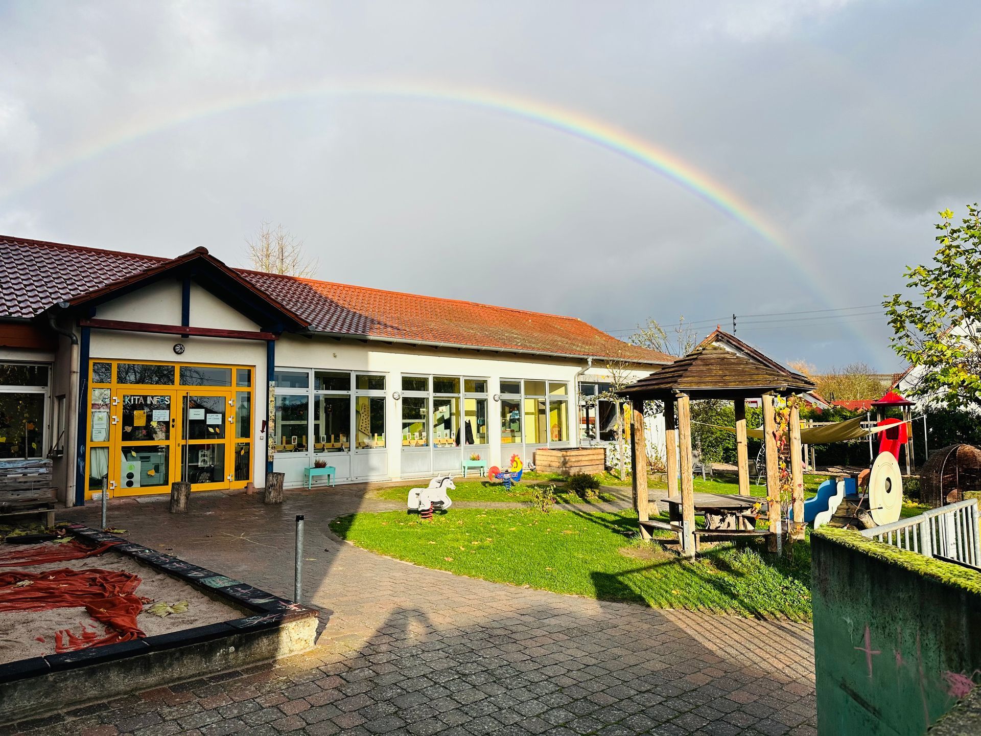 Regenbogen über Kita