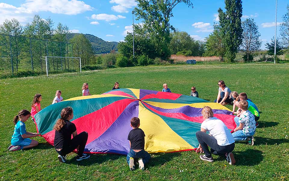 Kinder beim Bewegungs- und Koordinationsspiel Kinder beim Bewegungs- und Koordinationsspiel