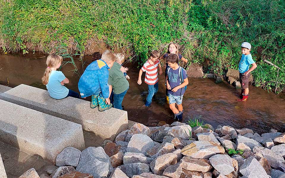 Kinder an der Sandsteintreppe am Kaiserbach Kinder an der Sandsteintreppe am Kaiserbach