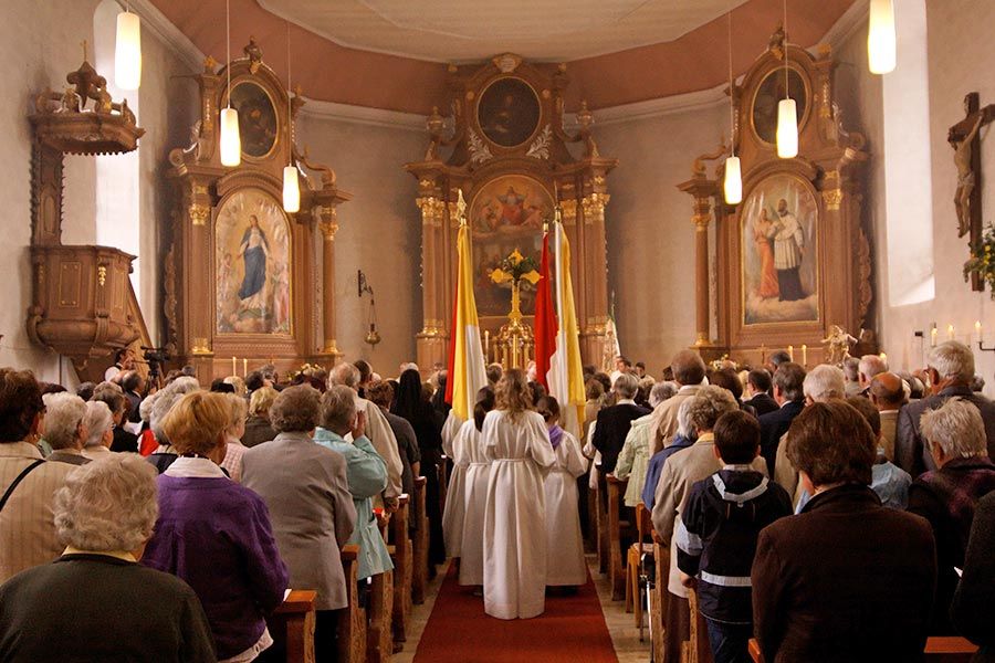 Drei Altäre der kath. Kirche Göcklingen Drei Altäre der kath. Kirche Göcklingen