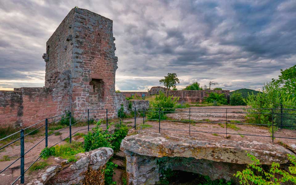 Burgruine Lindelbrunn, Innenhof, © Thorsten Günthert; Bildarchiv Südliche Weinstraße e.V.