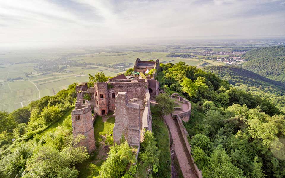 Die Madenburg aus der Luft fotografiert, Blick auf Innenhof, © Knut Pflaumer, Pfalz Touristik e.V.