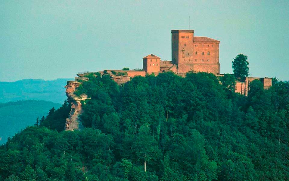 Burg Trifels von weitem © Karheinz Schmeckenbecher, Bilderarchiv Südliche Weinstrasse e.V.