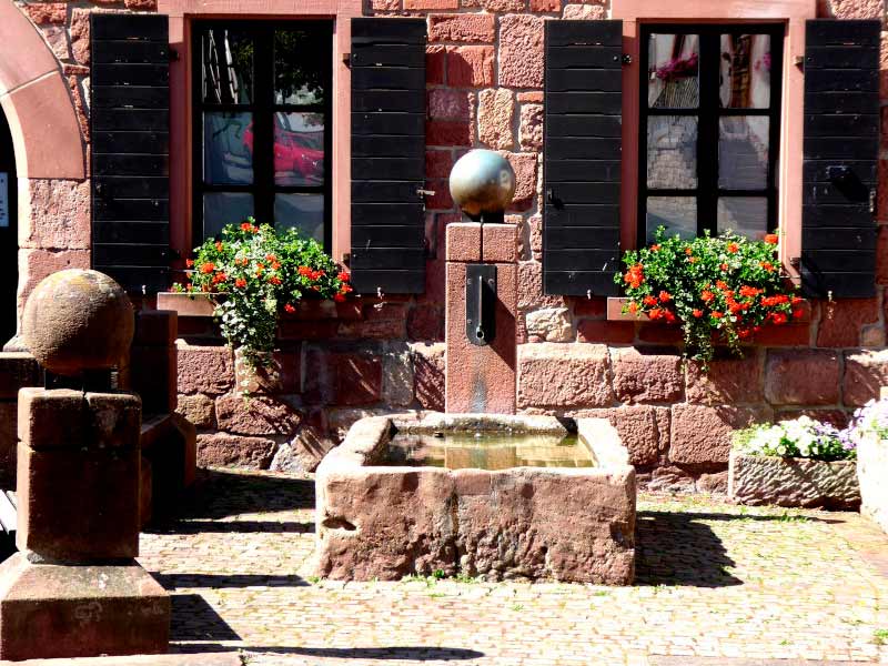 Die Göcklinger Dorf- und Feldbrunnen Bild von Dorfbrunnen