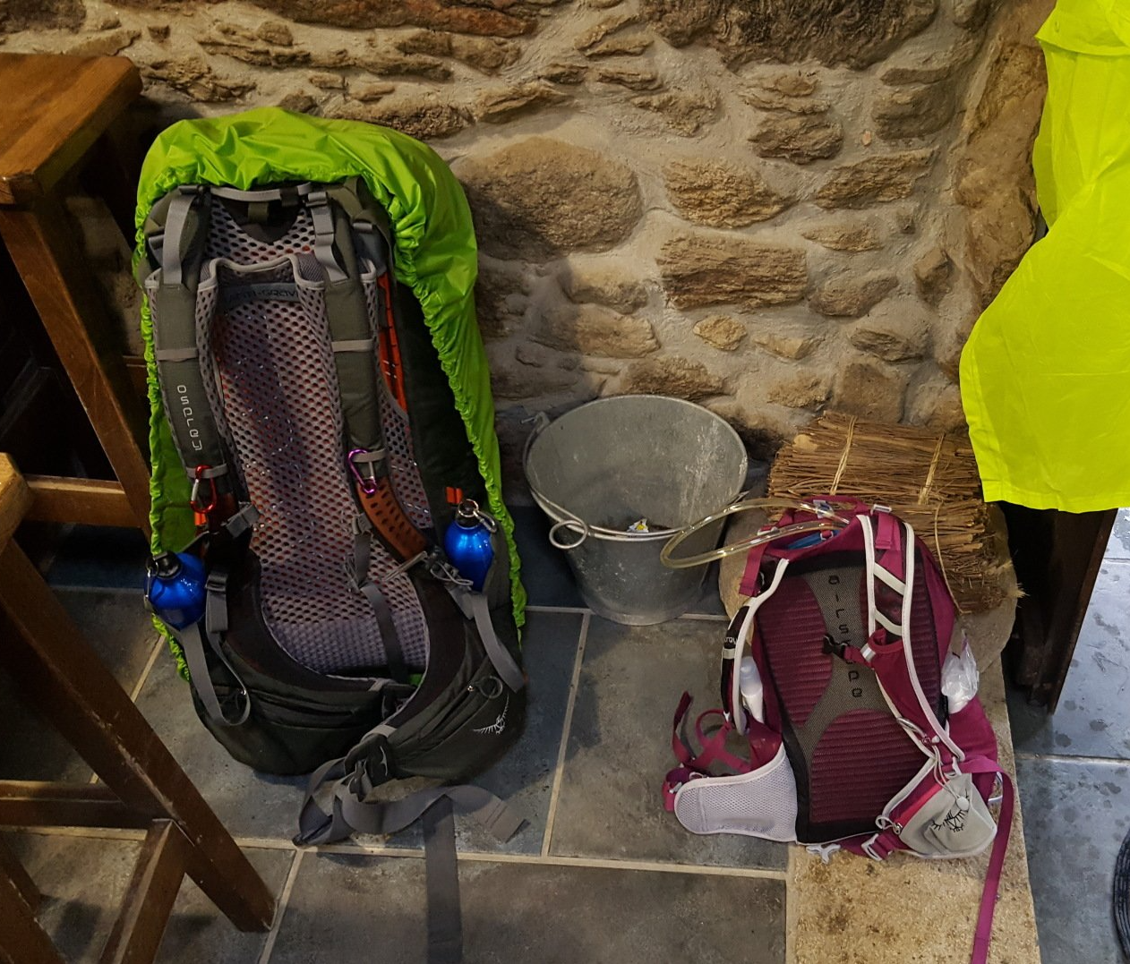 mochila pequeña, mochila grande, ruta de senderismo, Camino