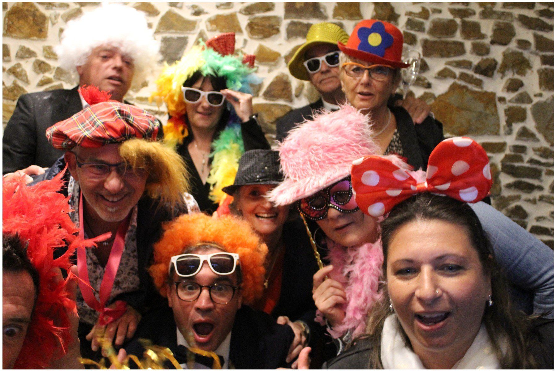 Animation et location Photobooth mariage Photo lors d'un mariage au Pays Basque de plusieurs convives qui posent déguisés devant le photobooth.