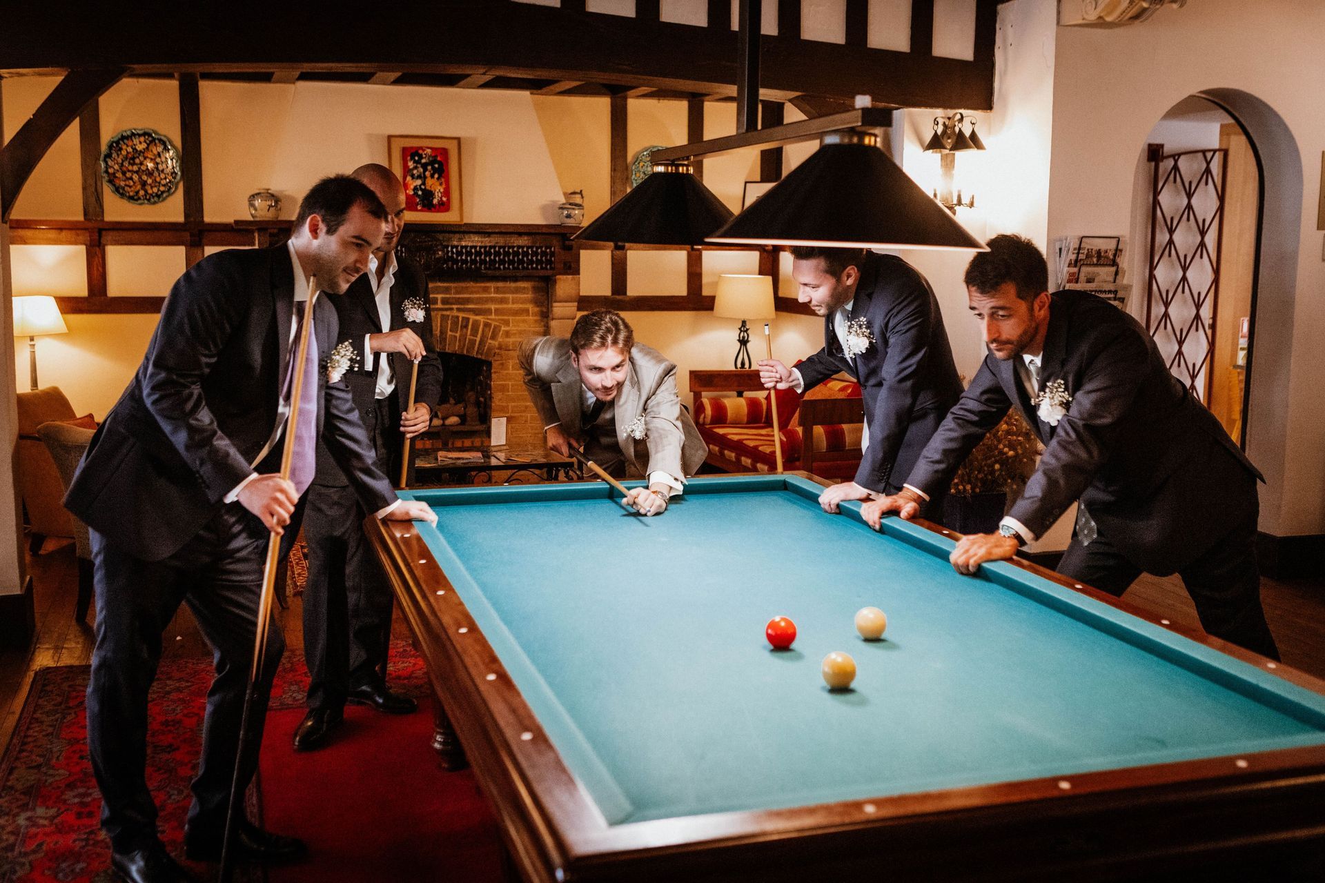 Animation mariage Photo d'un couple de mariés le soir de leur mariage, il fait nuit et les mariés sont dos au photographe, en train de regarder un feu d'artifice rouge
