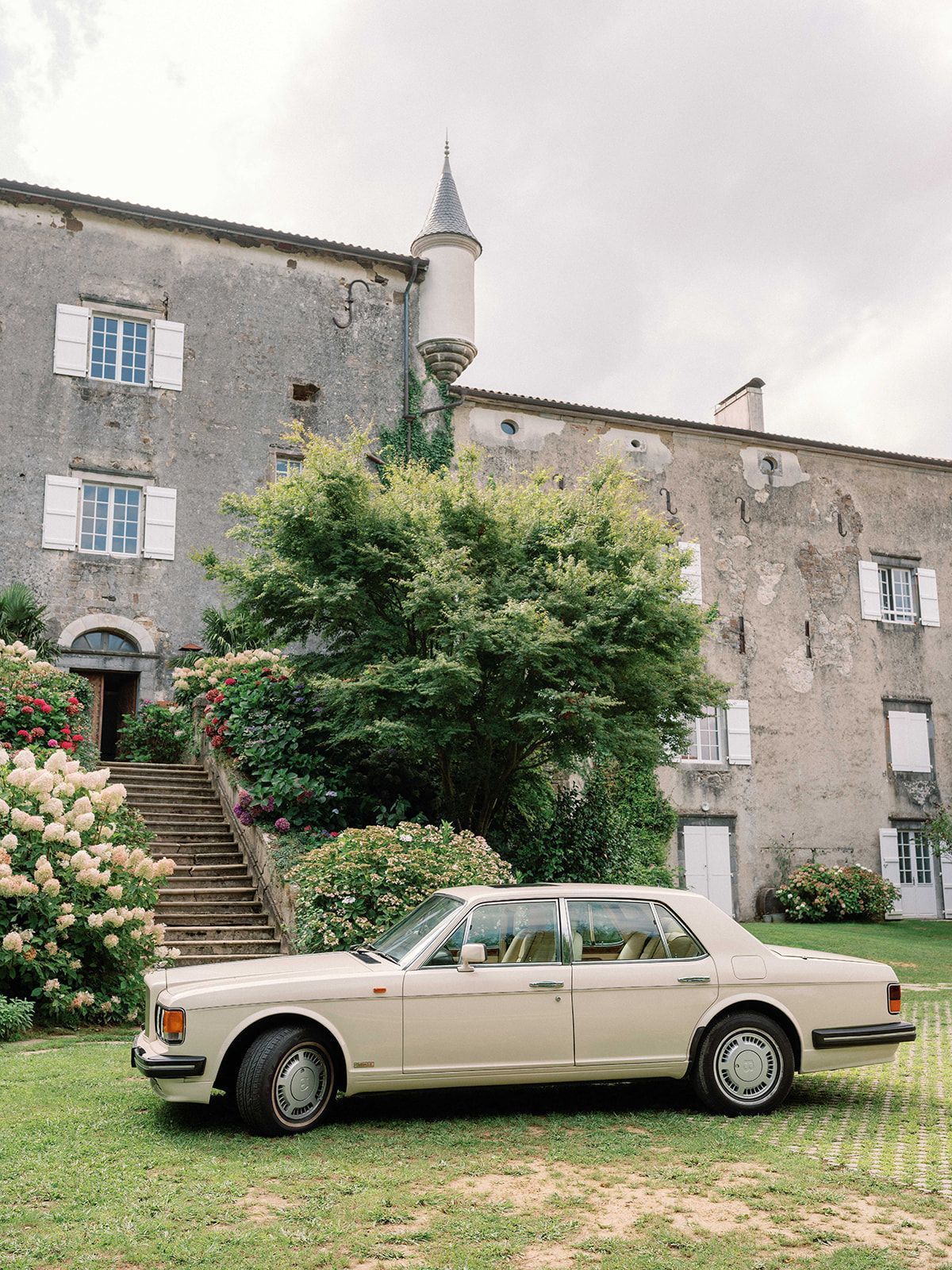 Mariage dans un lieu d'exception Photo d'une cérémonie laïque devant un château à Agen, dans le Sud Ouest de la France. La mariée marche au bras de son papa pour se rendre à la cérémonie laïque..