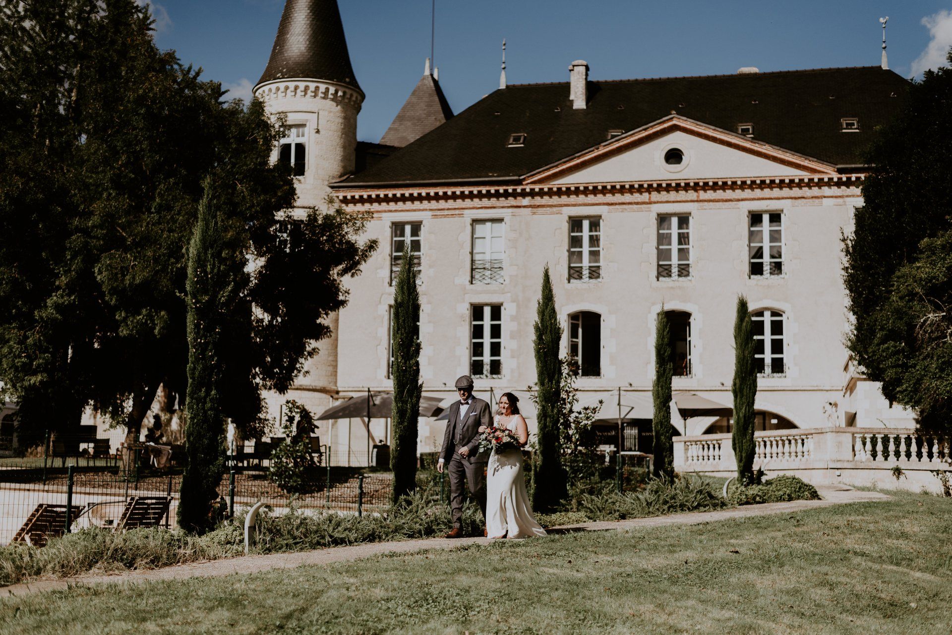 Mariage dans un lieu d'exception Photo d'une cérémonie laïque devant un château à Agen, dans le Sud Ouest de la France. La mariée marche au bras de son papa pour se rendre à la cérémonie laïque..