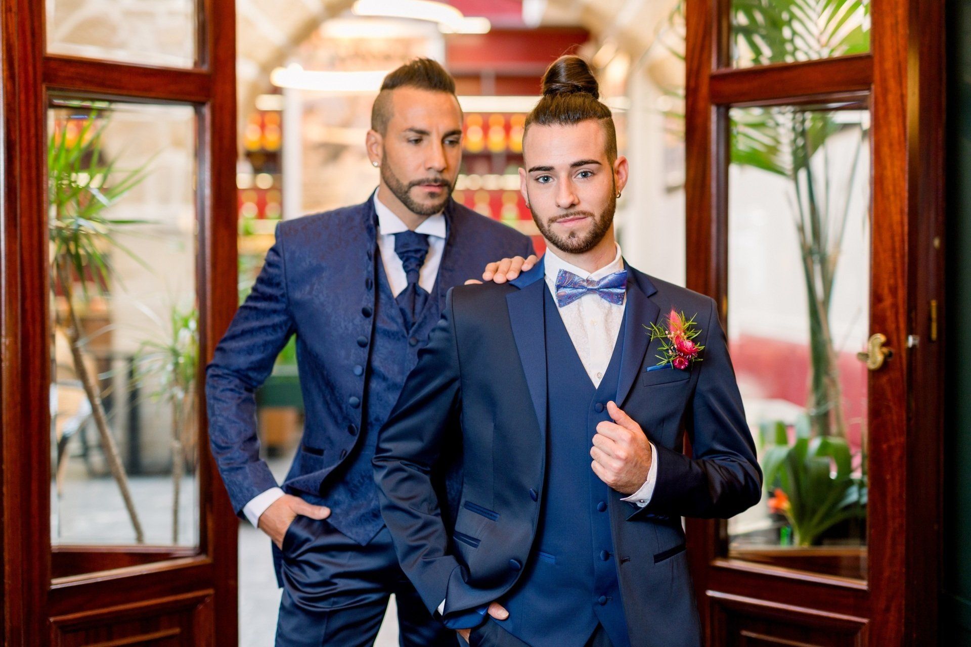 Couple de mariés, collection costumes mariage homme, costume bleu foncé