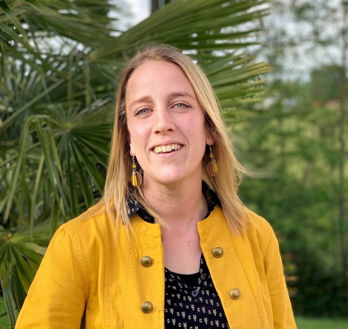 Wedding Planner d'Emi Wedding Photo de la Wedding Planner d'Emi Wedding, une fille portant une veste jaune