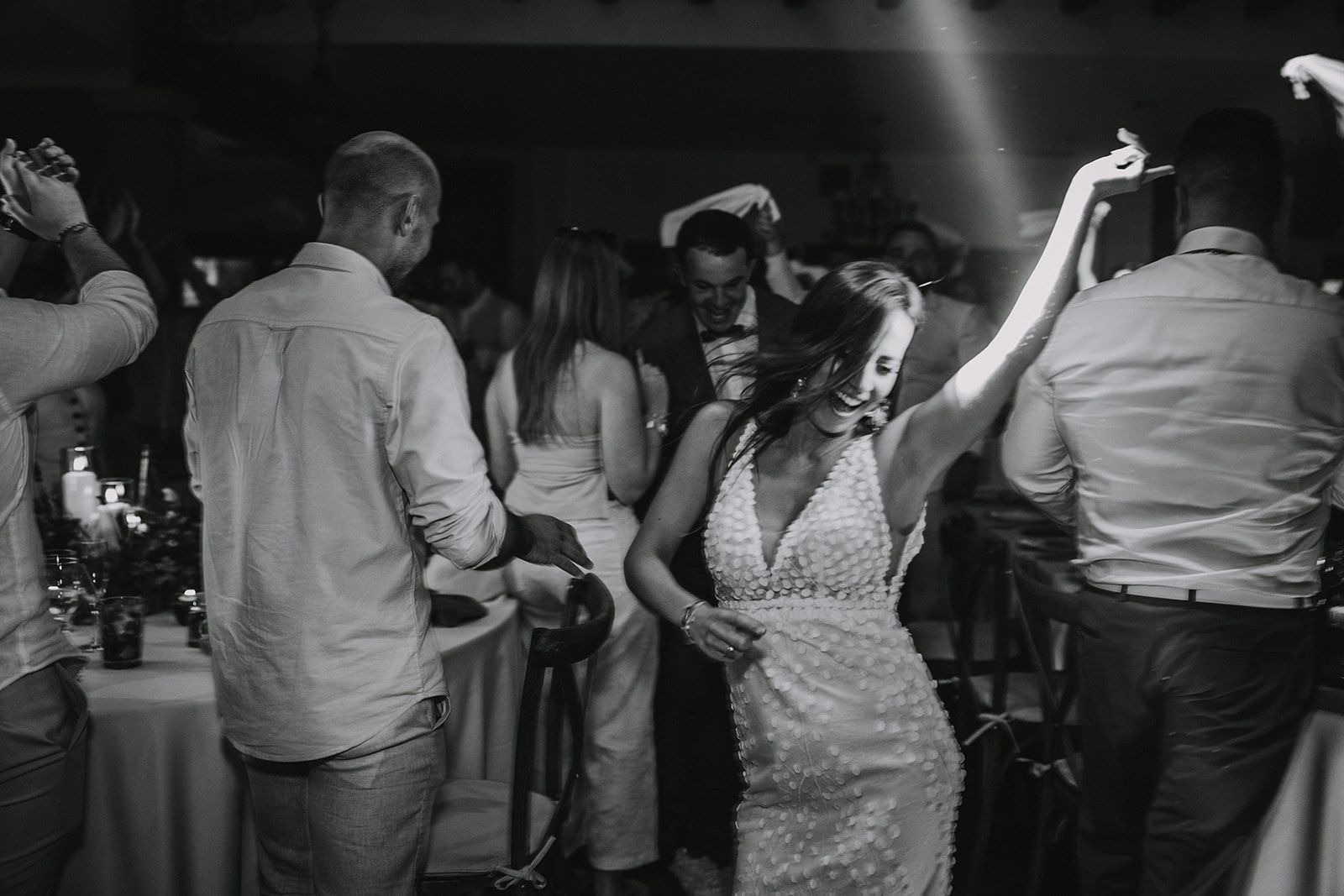 Entrée des mariés Couple de jeunes mariés faisant leur entrée dans la salle de réception au Pays Basque pour leur diner de mariage, en dansant, entourés de leurs invités debout et les félicitant