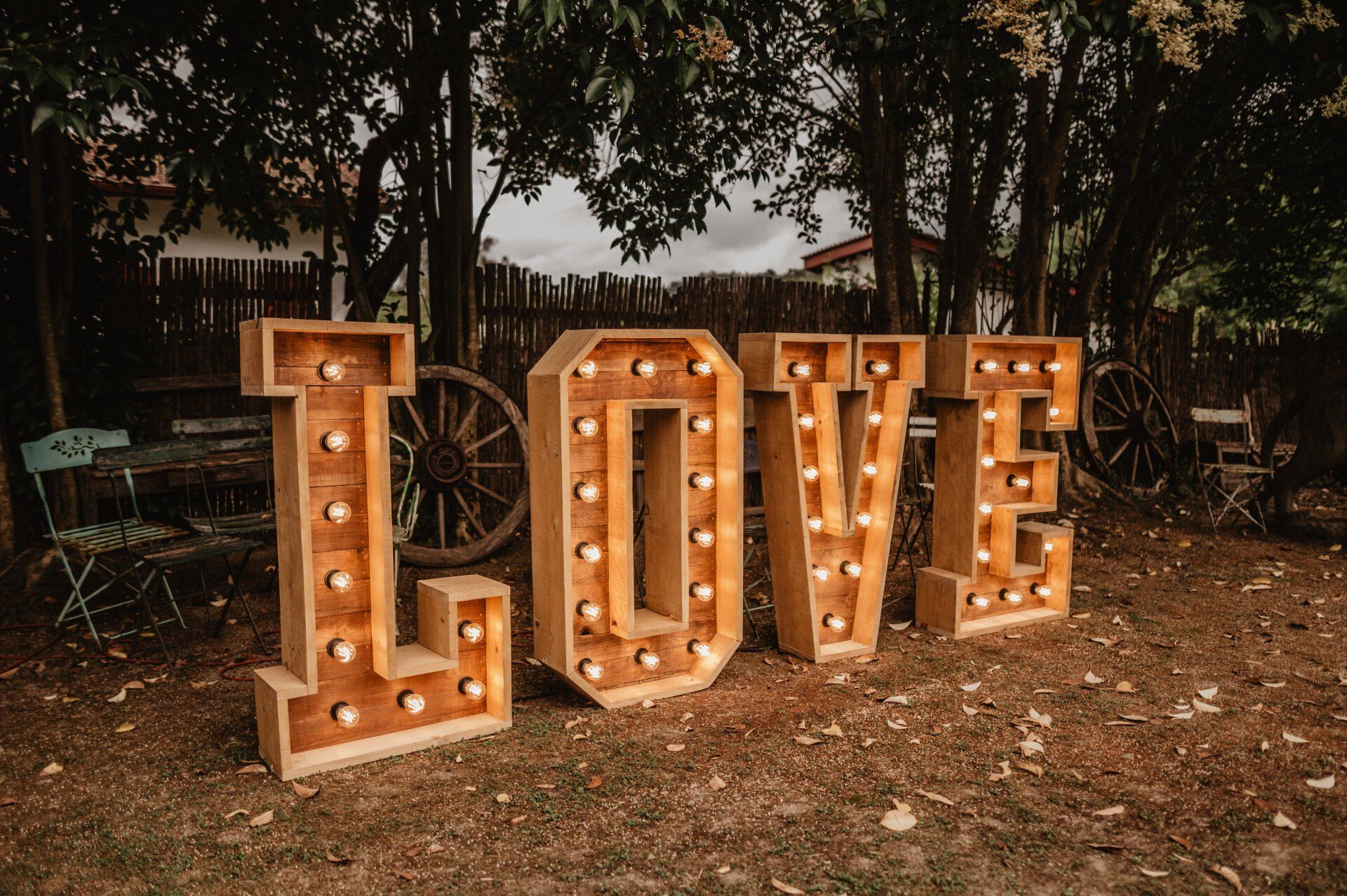 Love lumineux mariage Décoration de mariage - Structure en bois, lettres L O V E, incrustées d'ampoules leds, grand Love lumineux, disposé au sol dans un jardin