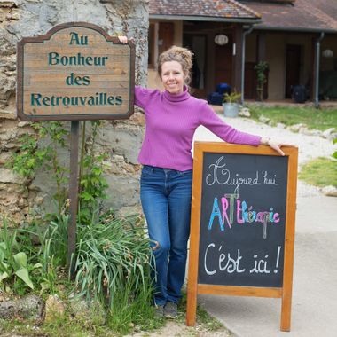 Un atelier confortable et spacieux, donnant sur une allée de noisetier