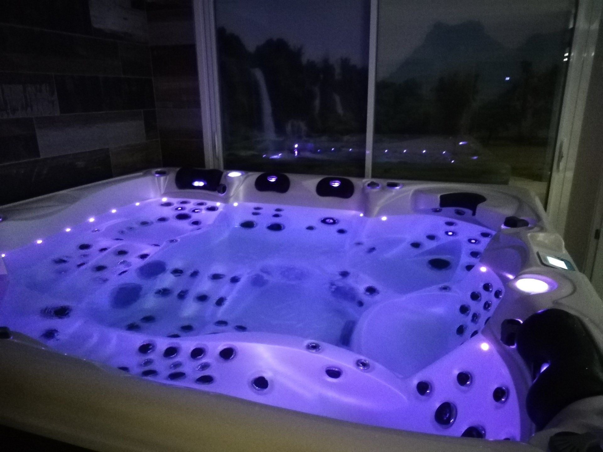 fille détente jacuzzi