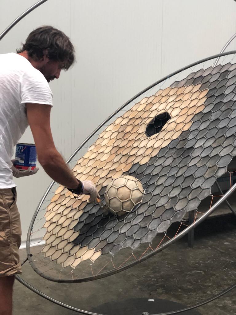 realizzazione palloni calcio, arte moderna, thomas backinmind, casadei della chiesa, creatività , artista, artistico, tao, yin yang, cultura, italia, scultura, cucitura, buco nero, streetstyle,