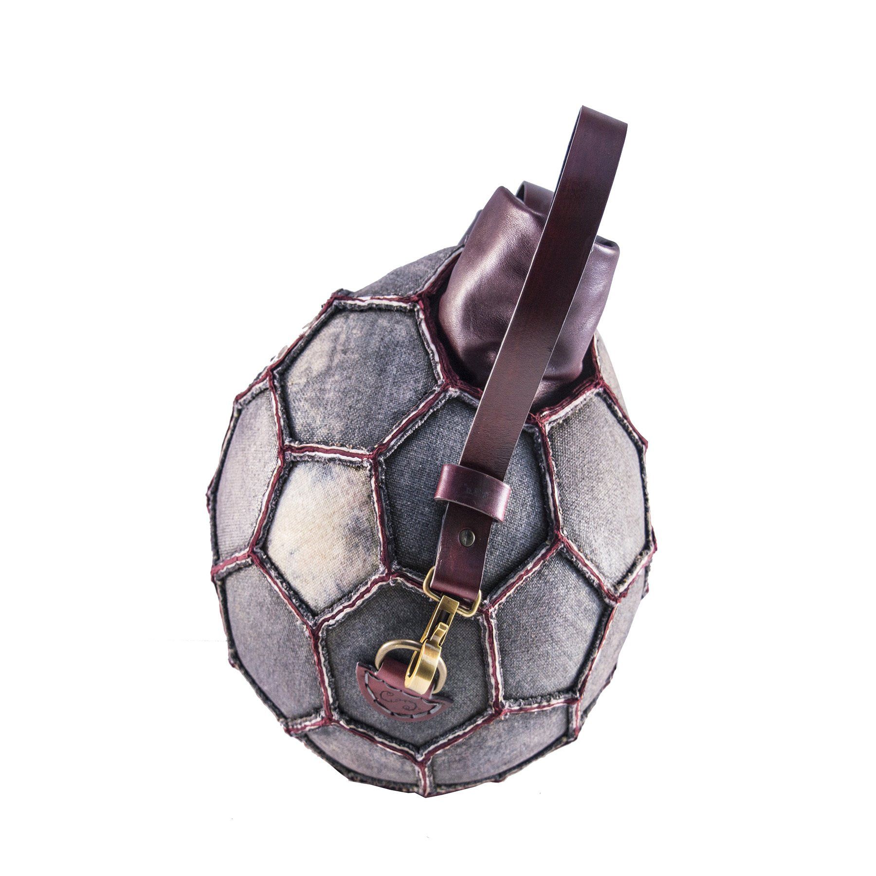 borsa palla tonda in pelle tracolla dal riciclo del pallone da calcio bordeaux grigio grounge lato