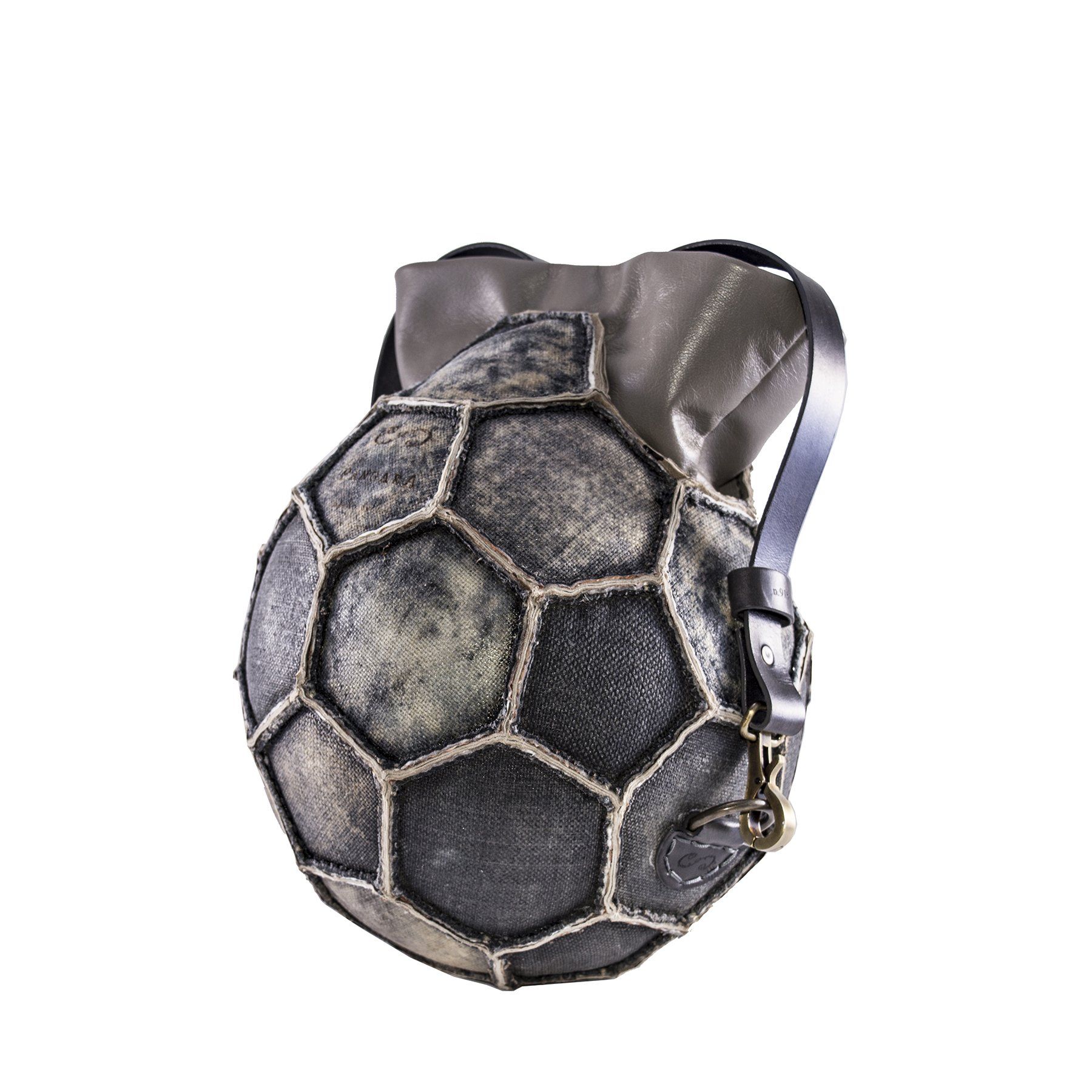 borsa palla tonda  in pelle tracolla dal riciclo del pallone da calcio grigio grounge