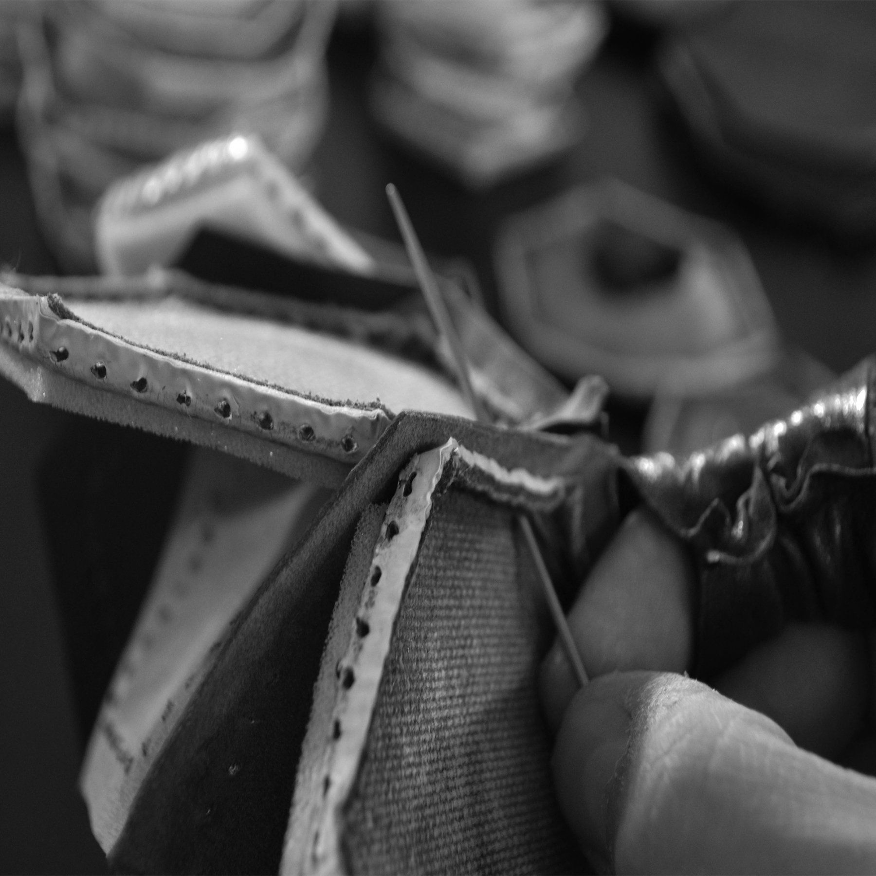 cucitura a mano artigiano, made in italy, cucire a mano, riciclo, pallone calcio, fatto a mano, design, arte