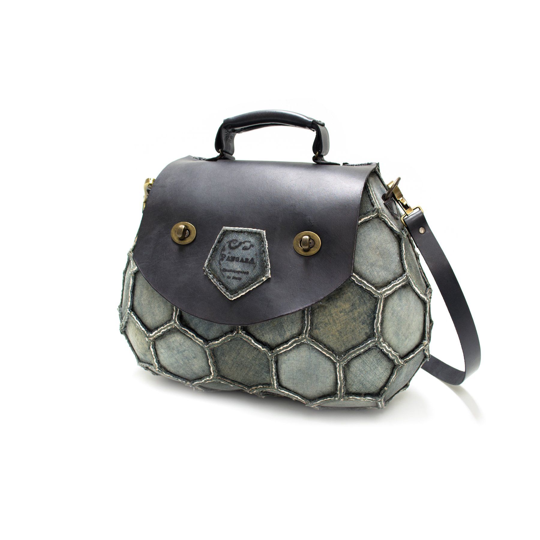 pangaea modello africa bauletto riciclo pallone calcio in pelle nera e cuoio cucita a mano ecosostenibile a tracolla