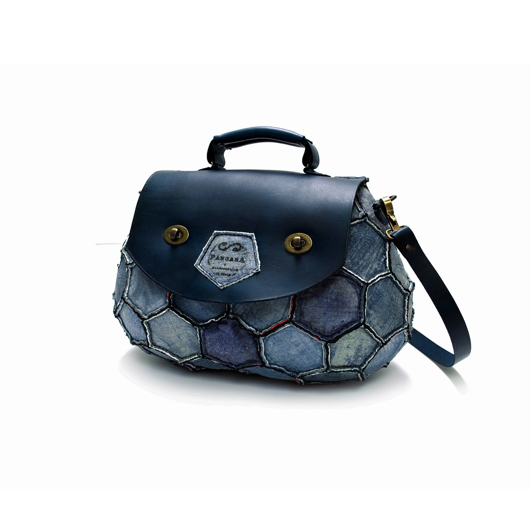 pangaea modello africa bauletto riciclo pallone calcio in pelle blu e cuoio cucita a mano ecosostenibile a tracolla