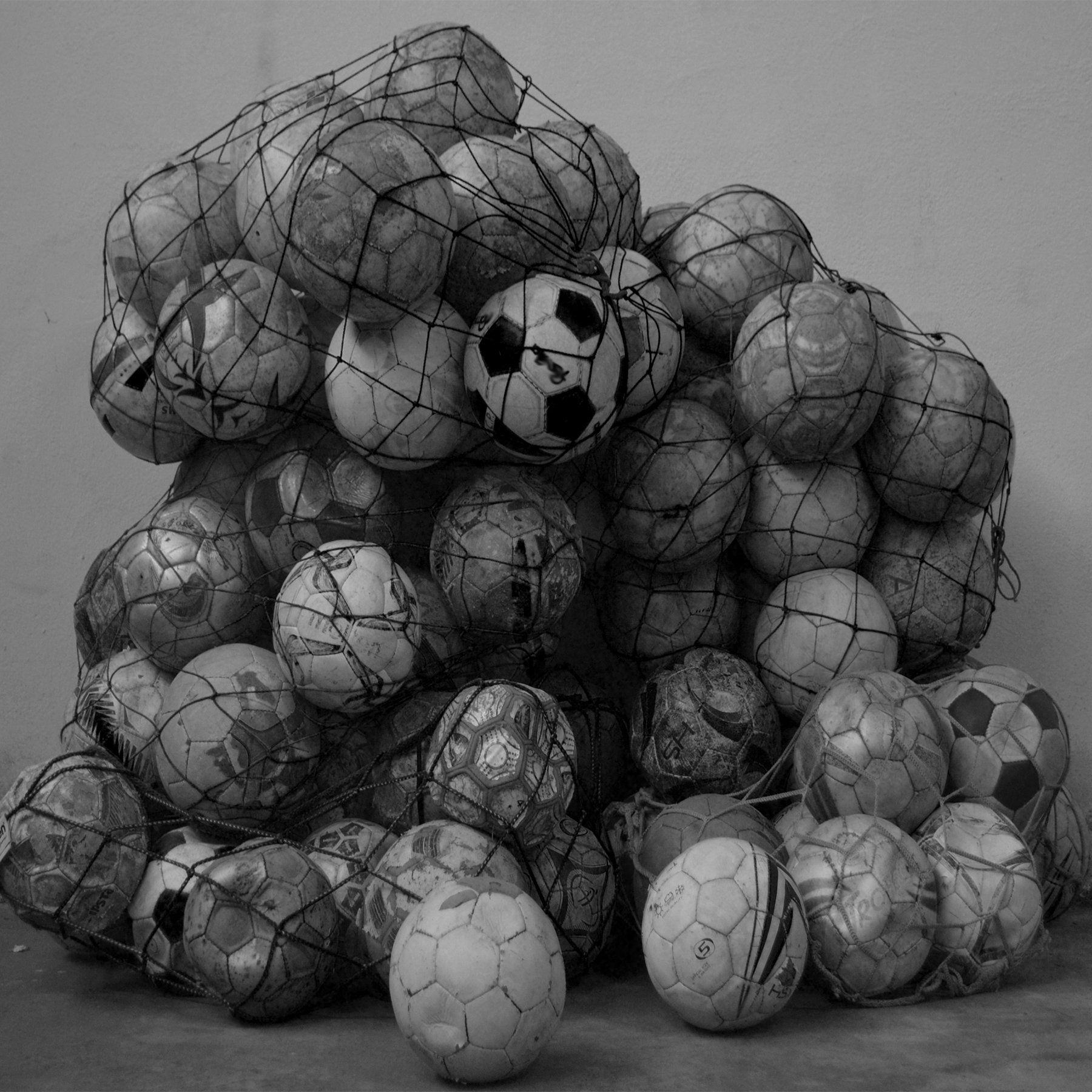 palloni raccolti pronti al riciclo riciclo, rifiuto, pallone calcio, rete, sport, creatività, nuova vita