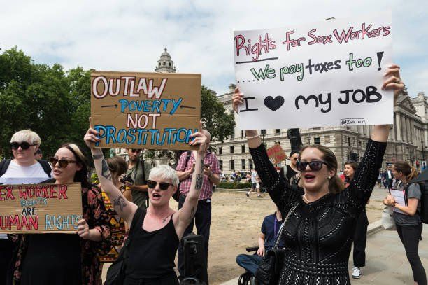 Sexwork Aktivistinnen mit Schildern zu Sexwork Rights auf einer Demo