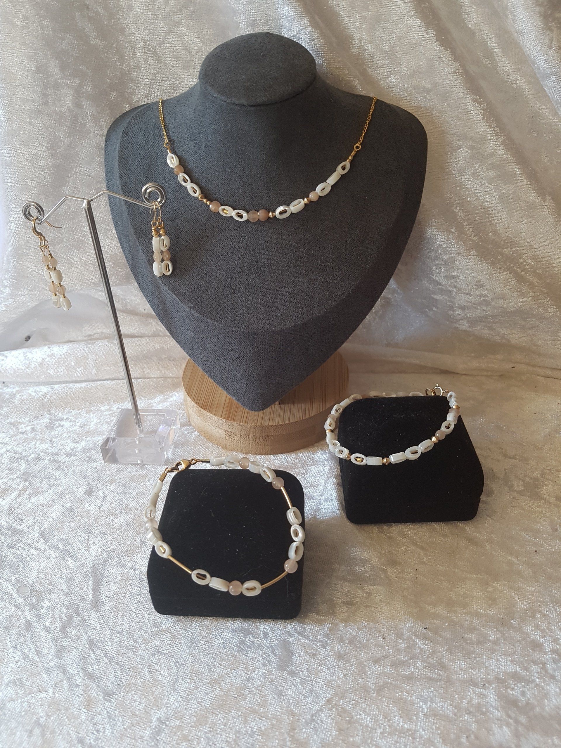 à partir de 28 € parure plaqué or gold filled nacre et pierres naturelles