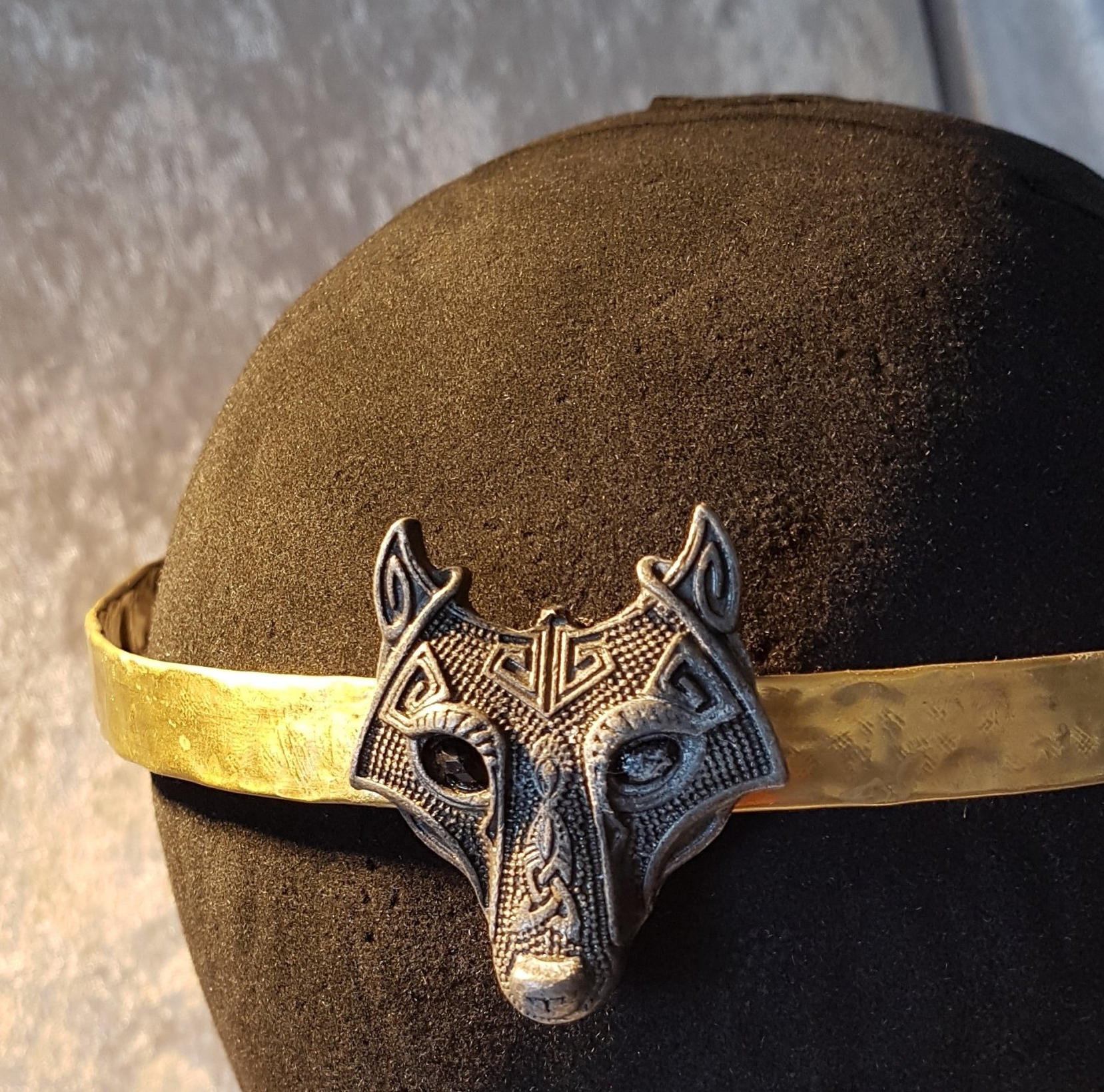 laiton martelé, réglage lacet de cuir, 22 € Serre-tête laiton martelé et loup