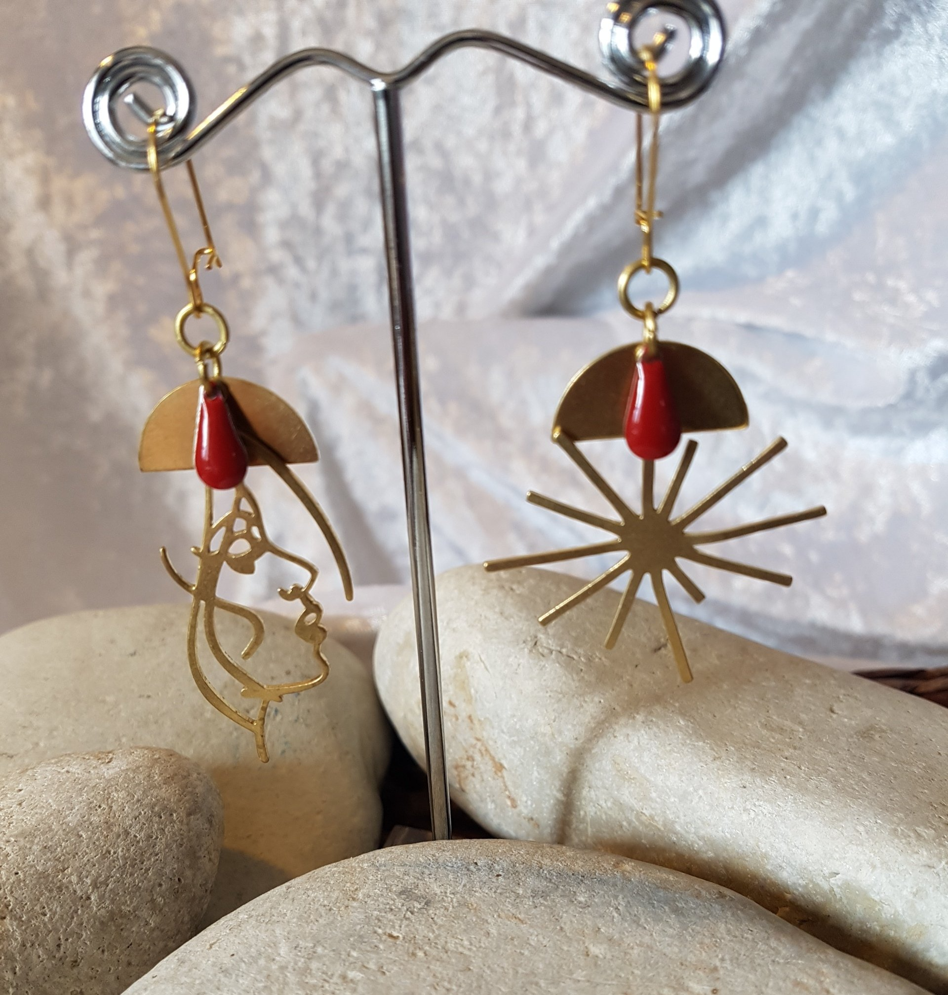 Laiton brut, résine époxy rouge : 34 € Boucles d'oreilles asymétriques et dépareillées