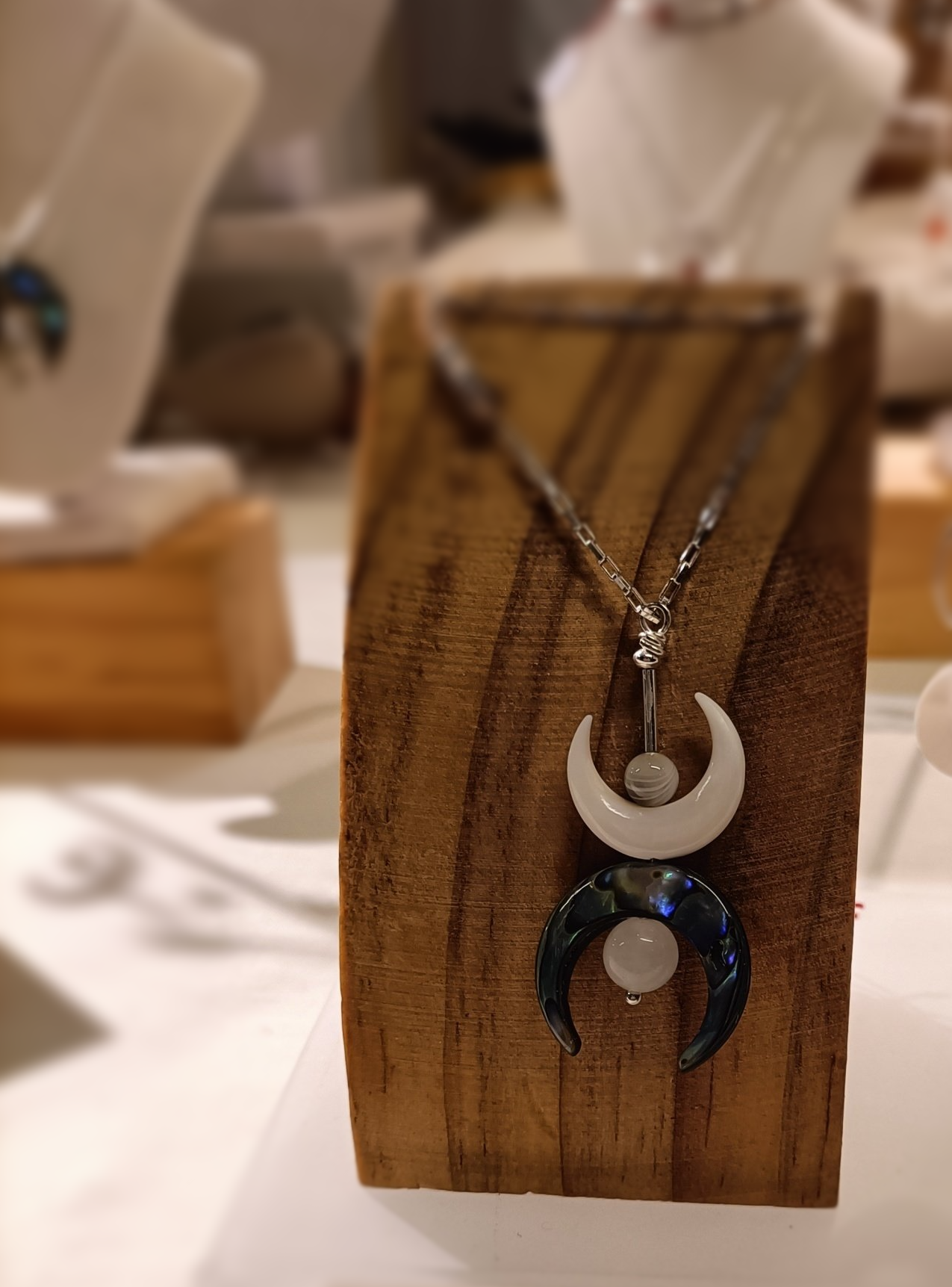 pierre de lune, nacre abalone et blanche collier créateur nacre et argent 925 / 1000