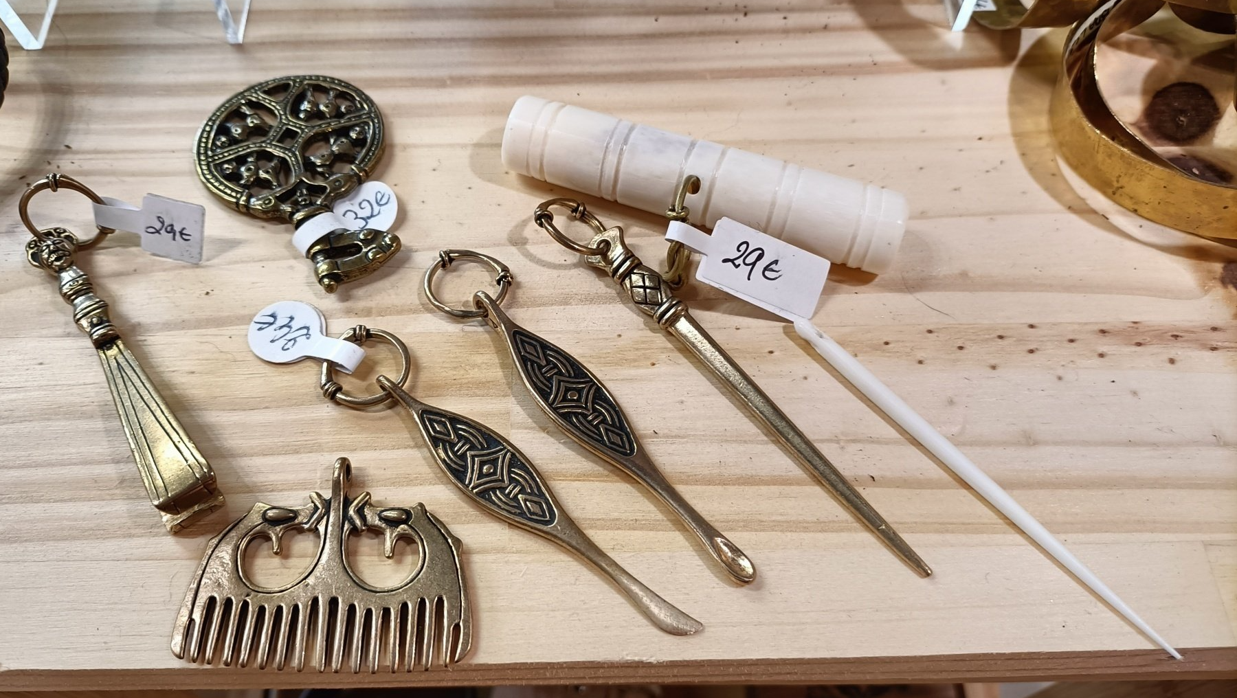 laiton et os éléments du quotidien femme viking