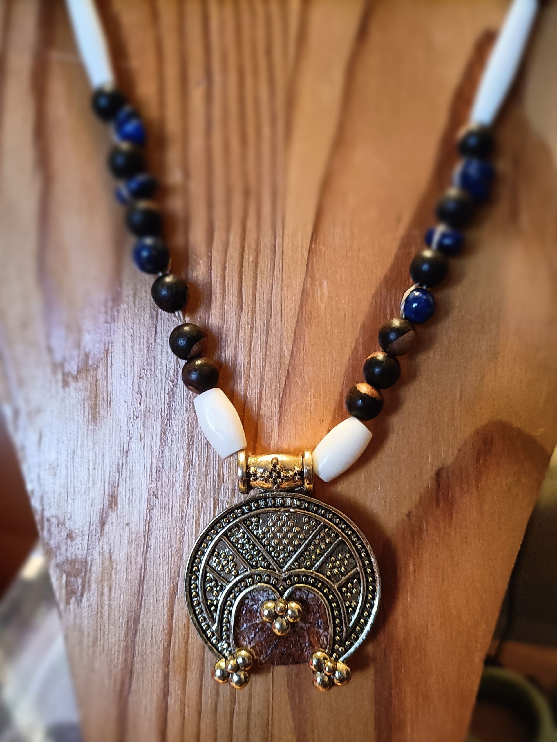 pendant recto verso, cuir et métal collier perrles de bois, os et lapis lazuli