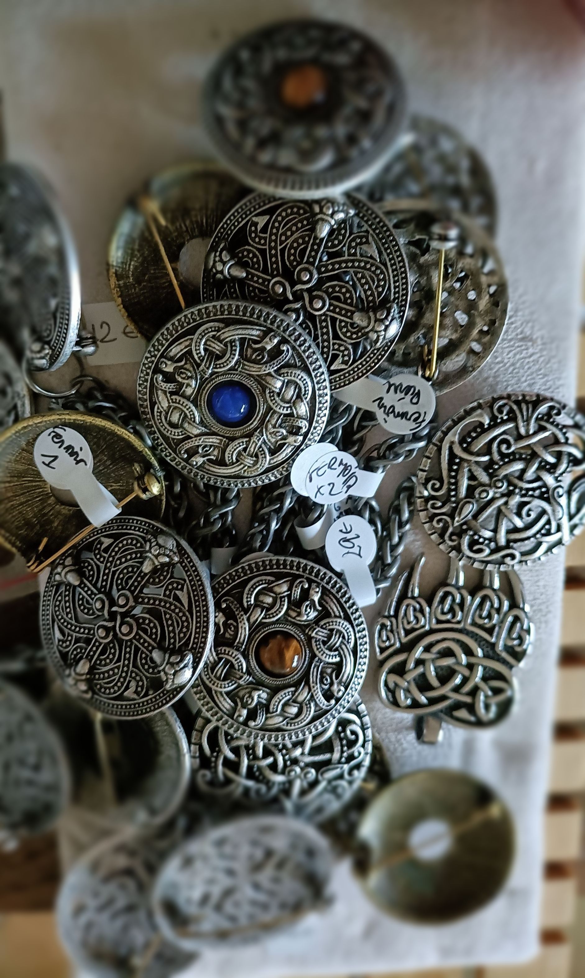 broches rondes motifs celtes et nordiques fermoirs ronds doubles médiévaux