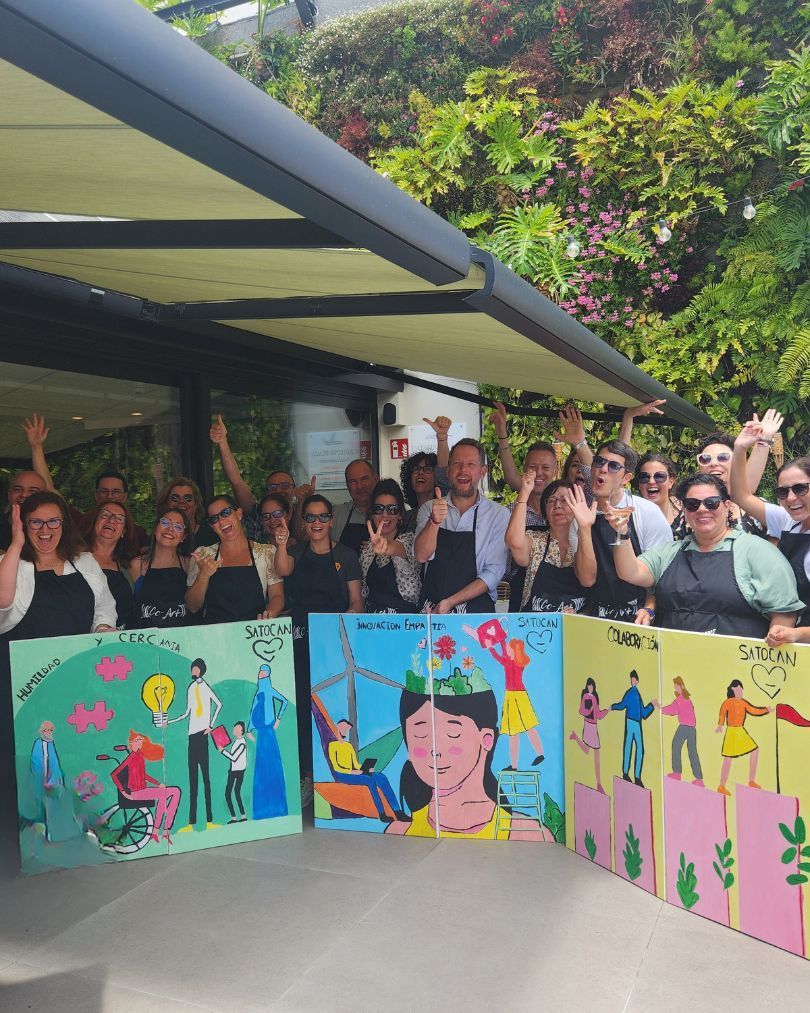 Grupo de personas en clase de pintura