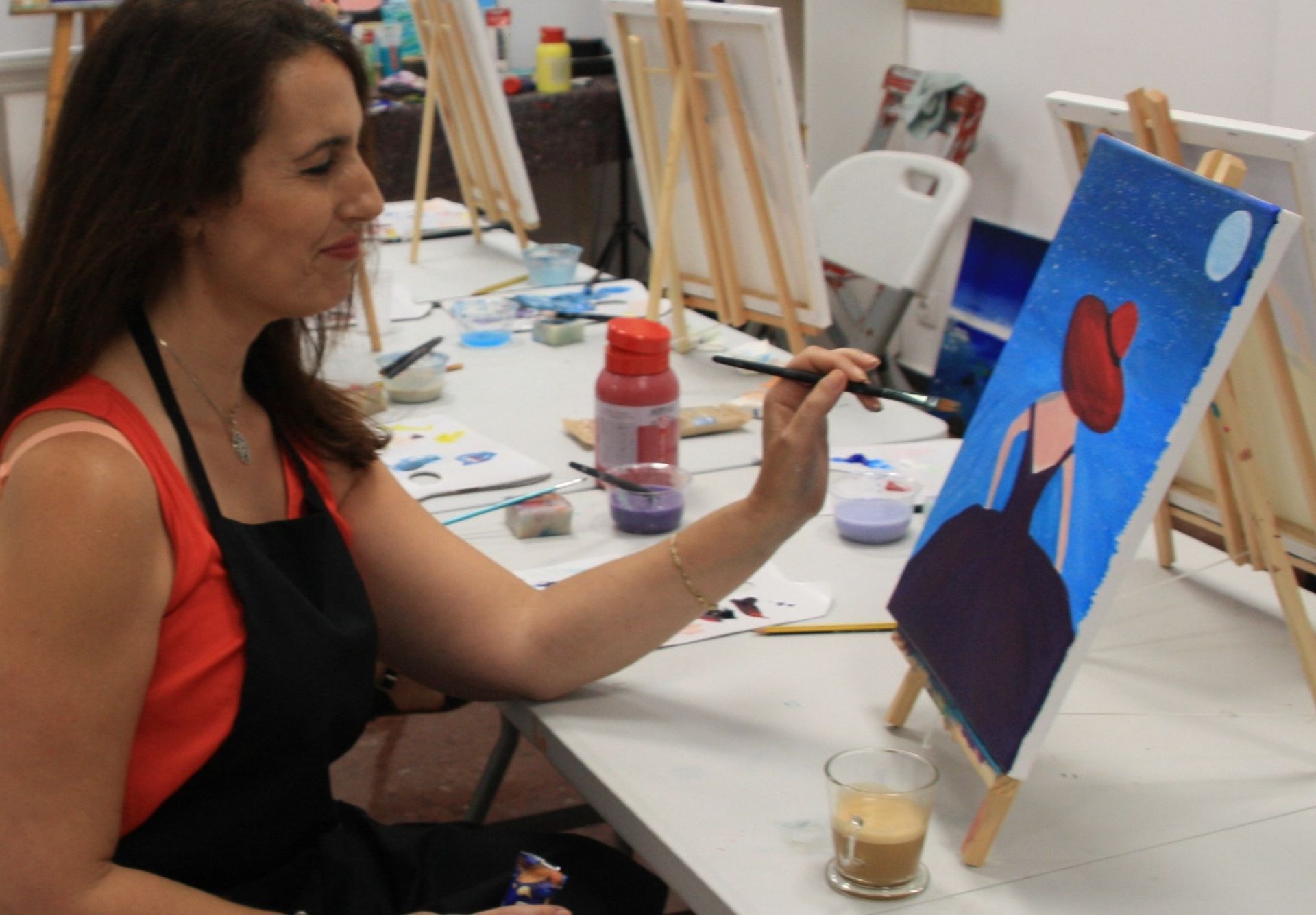 Taller de pintura arte y café Mujer pintando